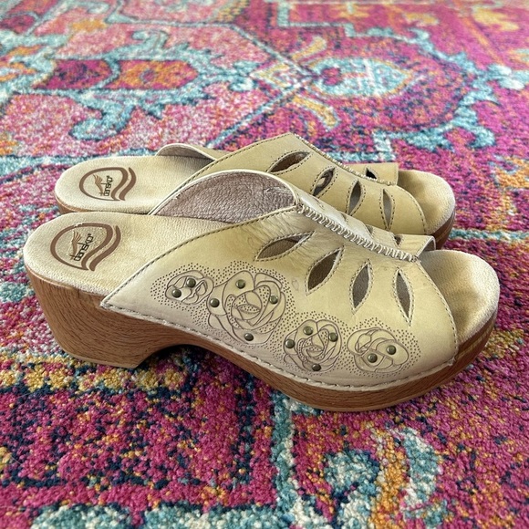 Dansko | Women’s light tan Sheri Cut Out Clog, embossed roses, Euro sz 38 US 7.5 - Picture 5 of 13
